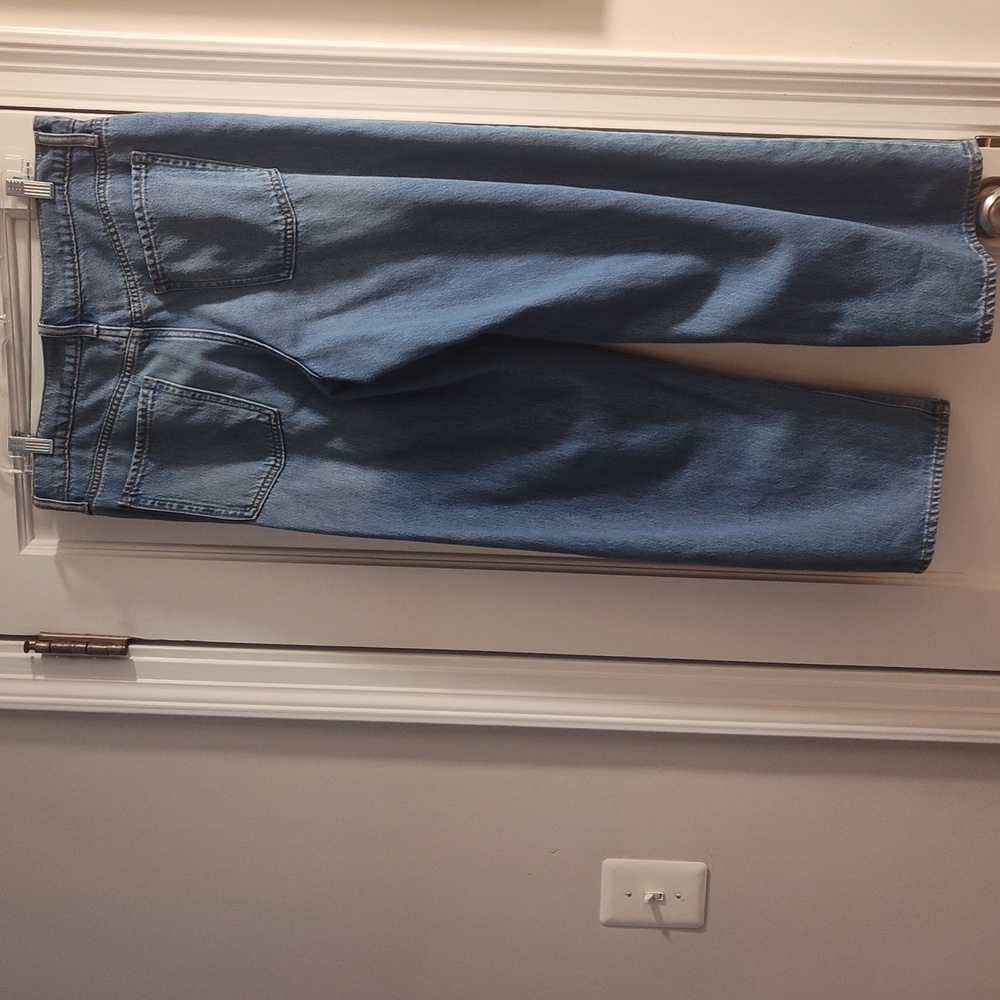 Old Navy Drapey Denim Mid-Rise Baggy Wide Leg Jeans. - Picture 2 of 3
